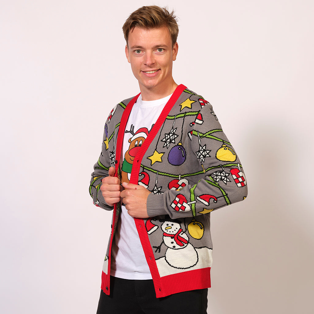 En smilende mand iført en julecardigan.